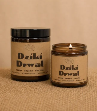 Świece sojowe aromaterapeutyczne z olejkami eterycznymi, w szklanych słoikach w kolorze brązowym. Dwie świece sojowe w szklanych słoikach w kolorze brązowym, z etykietą z napisane "Dziki Drwal"