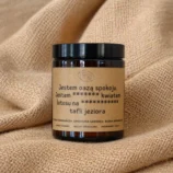 Świeca sojowa w szklanym, brązowym słoiku z etykietą. Świeca aromaterapeutyczna wspierająca odprężenie.