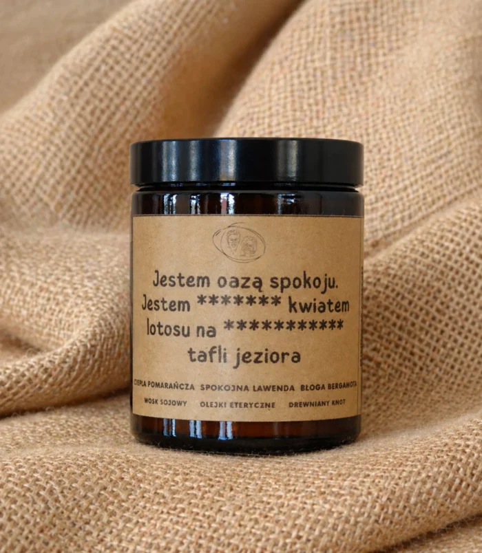 Świeca sojowa w szklanym, brązowym słoiku z etykietą. Świeca aromaterapeutyczna wspierająca odprężenie.