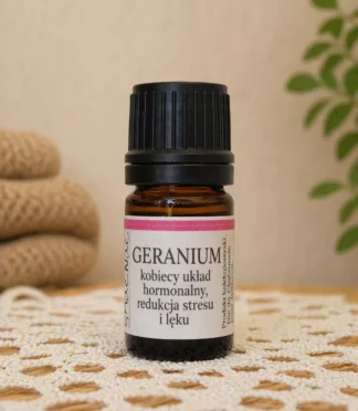 Olejek eteryczny z geranium w szklanej, brązowej buteleczce z etykietą.