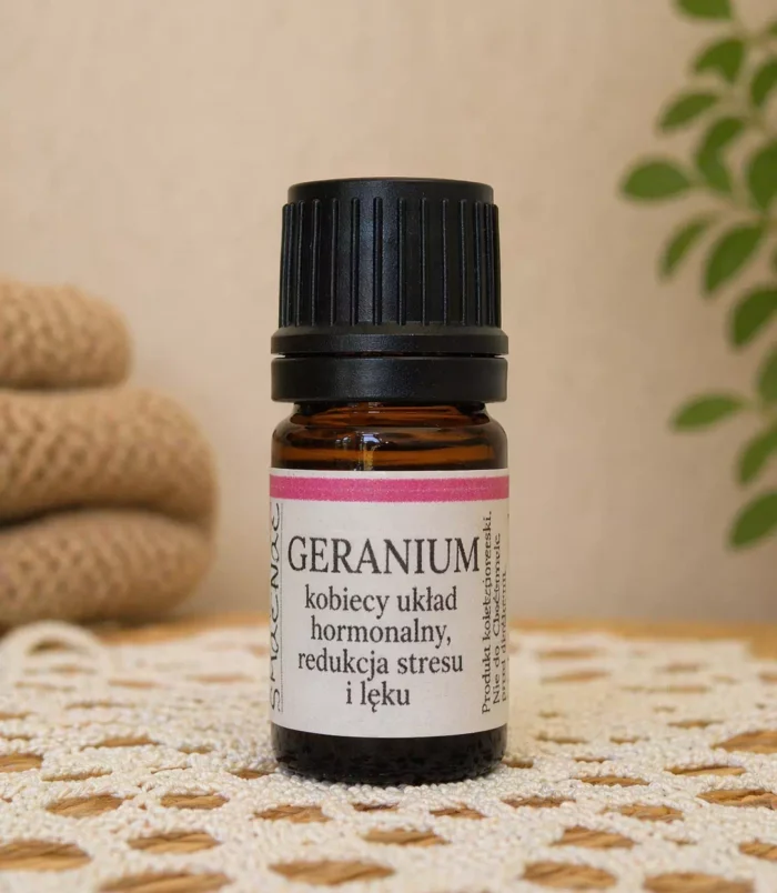 Olejek eteryczny z geranium w szklanej, brązowej buteleczce z etykietą. Olejek eteryczny z geranium w szklanej, brązowej buteleczce z etykietą.
