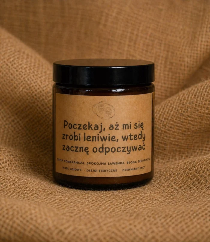 Świeca sojowa w szklanym słoiku z etykietą z napisem "Poczekaj aż zrobi mi się leniwie, wtedy zacznę odpoczywać" z olejkami eterycznymi Świeca sojowa w szklanym słoiku z etykietą z napisem "Poczekaj aż zrobi mi się leniwie, wtedy zacznę odpoczywać"