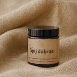 Świeca sojowa aromaterapeutyczna w szklanym słoiku z etykietą z napisem "Śpij dobrze", wpływająca na relaks i wyciszenie.