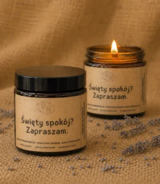 Dwie Świece sojowe w szklanych słoiczkach z etykietami z napisem "Święty spokój? Zapraszam." z olejkami eterycznymi wspierającymi relaks.