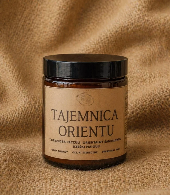 Świeca sojowa w szklanym słoiku z etykietą z napisem "Tajemnica orientu"