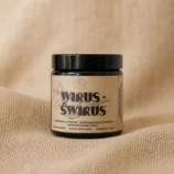 Świeca sojowa w szklanym słoiku z etykietą z napisem "Wirus-świrus"